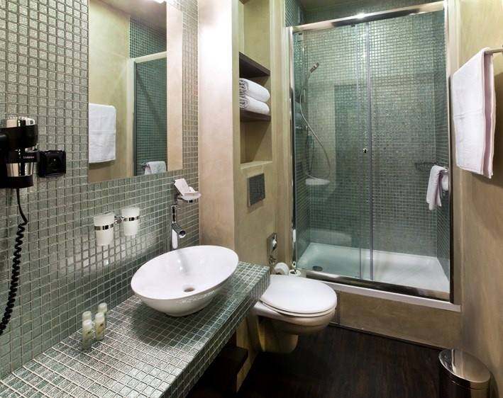 Diamant room bathroom with silvery glass mosaic and shower enclosure